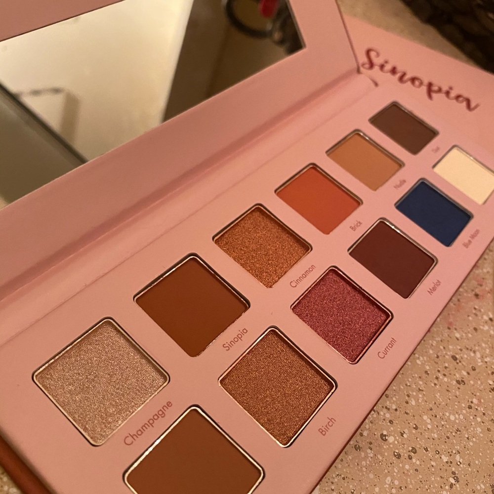 ⚠️sold off posh⚠️new mellow cosmetics palette
